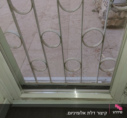 מסגרת אלומיניום של דלת עם מסילה תחתונה